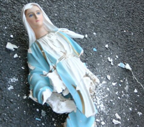 La madonnina distrutta a Roma durante gli scontri di Sabato 15 Ottobre